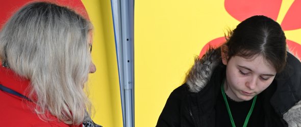 Schlagzeilen-Reporterin Joline Gibis im Gespräch mit Claudia Simon (links) Schlagzeilen-Reporterin Joline Gibis im Gespräch mit Claudia Simon (links)