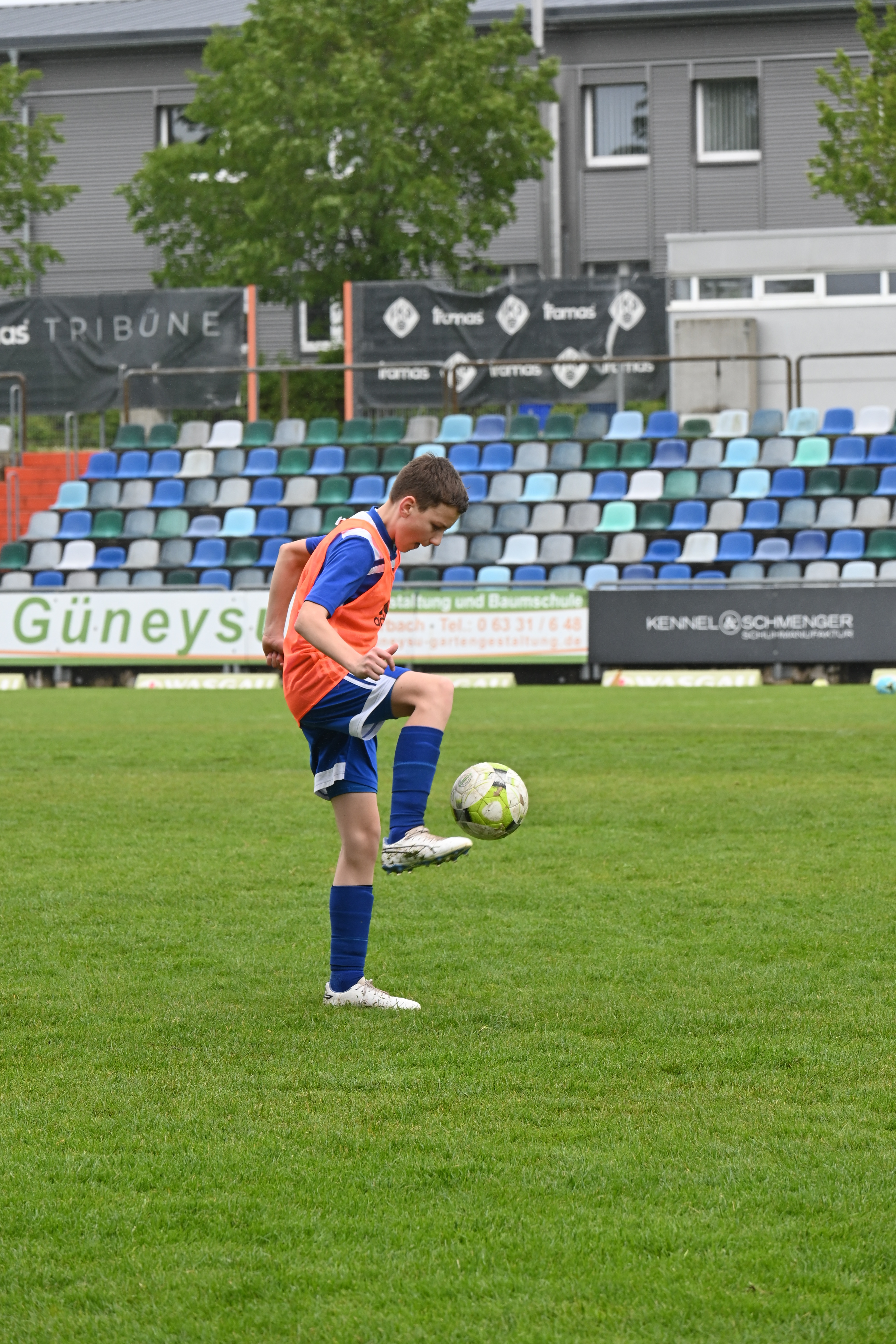 Ballkünstler beim Fußball-Turnier bei PS:Olympia Kind jongliert mit dem Ball
