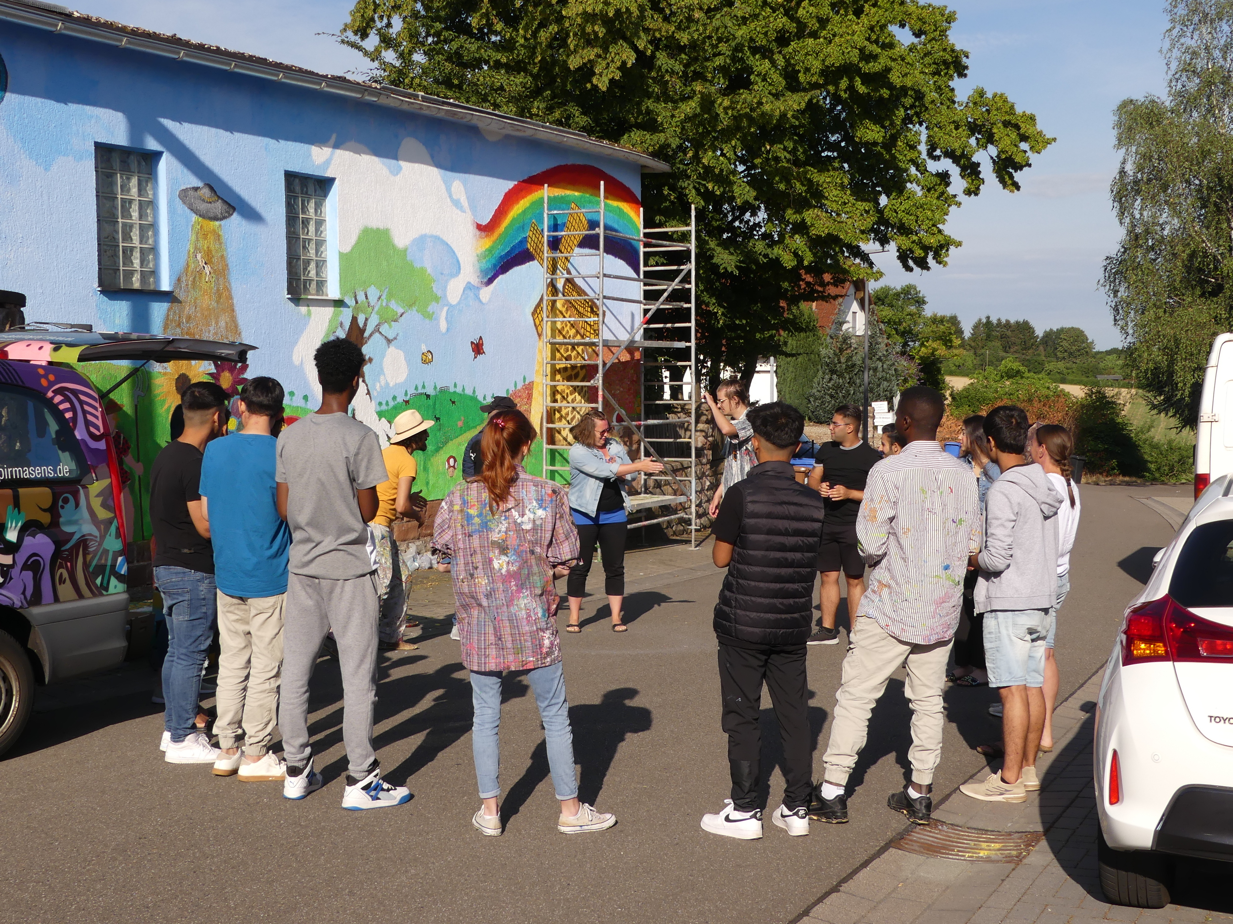 Alle Beteiligten vor dem Kunstwerk Alle Beteiligten vor dem Kunstwerk