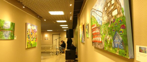 Blick in einen Gang mit Ausstellungswerken im Krankenhaus Pirmasens Blick in einen Gang mit Ausstellungswerken im Krankenhaus Pirmasens
