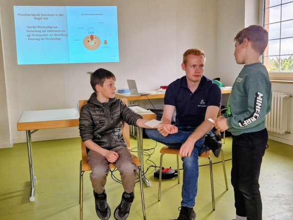Übung von Wundversorgung beim 1. Hilfe-Kurs