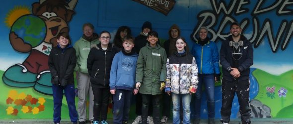 Alle Beteiligten vor der besprayten Wand am Wedebrunnen