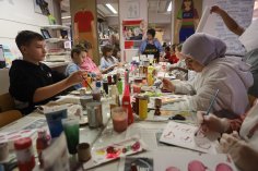 Schülerinnen und Schüler der Käthe-Dassler-Realschule Plus beim Gestalten
