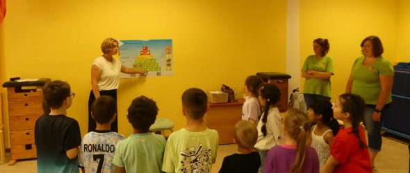 Nina Schneider erklärt den LeckerSchmecker-Detektiven die Ernährungspyramide Nina Schneider erklärt den LeckerSchmecker-Detektiven die Ernährungspyramide