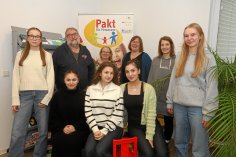 Das Team von "Der Pakt macht Schlagzeilen"