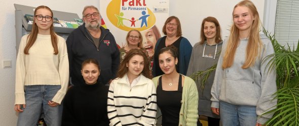 Das Team von "Der Pakt macht Schlagzeilen" Das Team von "Der Pakt macht Schlagzeilen"