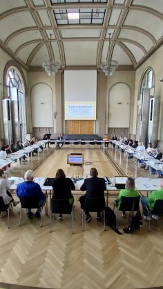 Blick auf den Runden Tisch im Forum ALTE POST