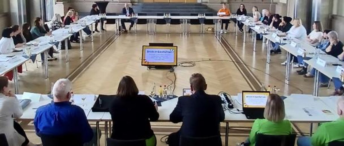 Blick auf den Runden Tisch im Forum ALTE POST