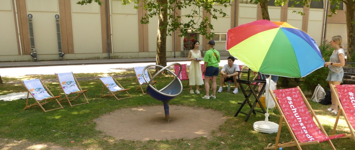 Liegestühle beim "School's out"-Event am Wedebrunnen