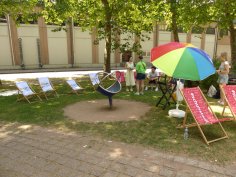 Liegestühle beim "School's out"-Event am Wedebrunnen