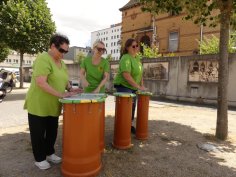 Zahire Sevilir, Sarah Gabriel und Martina Fuhrmann (v.l.n.r.) vom Pakt für Pirmasens probieren die Instrumente aus