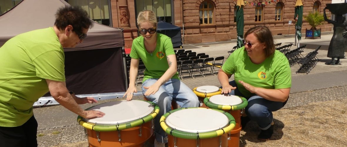 Zahire Sevilir, Sarah Gabriel und Martina Fuhrmann (v.l.n.r.) vom Pakt für Pirmasens probieren die Trommeln aus