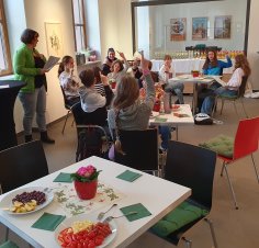 Martina Fuhrmann lädt die Schüler zum Frühstück, spricht dabei über Themen wie Umweltverschmutzung oder Müll.