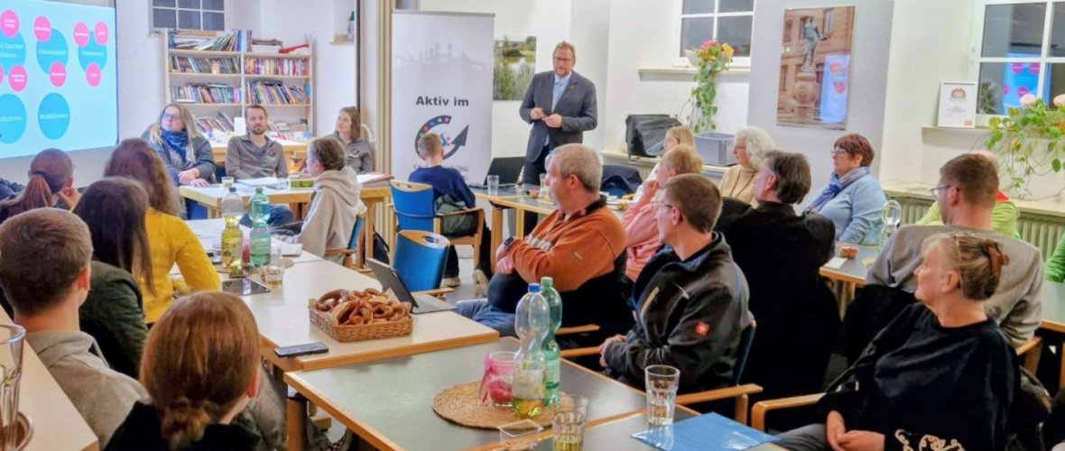 Oberbürgermeister Markus Zwick stellt die Bürgerstiftung vor bei der Sitzung des Stadtjugendrings
