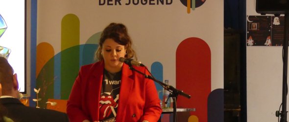 Lisa Ames führt mit einer Rede in den Nachmittag ein.