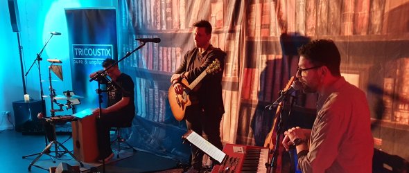 TriCoustiX hat ein Heimspiel beim Wohnzimmer-Konzert im CVJM-Haus, im Rahmen von "Vereint im Schachen". Da haben auch die Musiker, Andreas Rauth (von rechts), Patrick Schwab und Mike Faust ihren Spaß daran. Die Musiker Andreas Rauth (von rechts), Patrick Schwab und Mike Faust