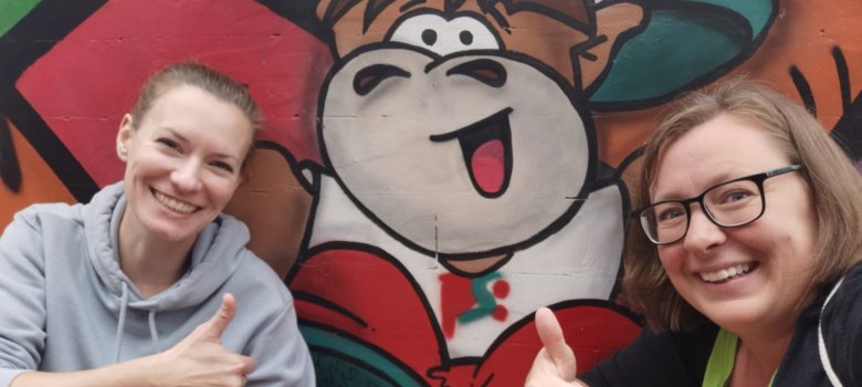 Lisa Biegaj (links) und Martina Fuhrmann (rechts) mit dem Foto-Pilou