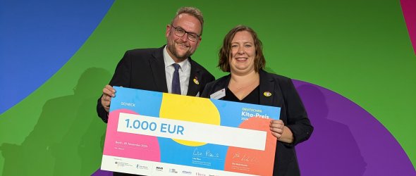 Oberbürgermeister Markus Zwick (links) und Pakt-Koordinatorin Martina Fuhrmann bei der Preisverleihung des Kita-Preises Oberbürgermeister Markus Zwick (links) und Pakt-Koordinatorin Martina Fuhrmann bei der Preisverleihung des Kita-Preises