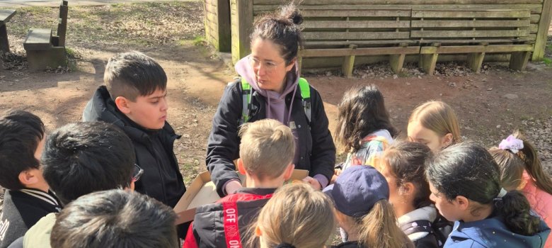 Tina Sanio von "Nachhaltig Wirken" mit den Kindern beim Projekt "Naturfreunde" Tina Sanio von "Nachhaltig Wirken" mit den Kindern beim Projekt "Naturfreunde"