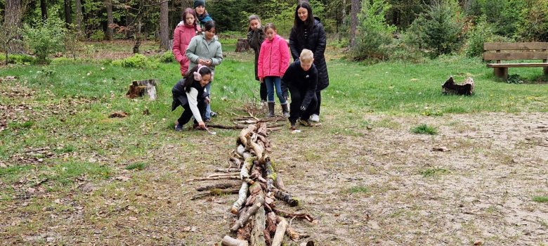 Ein Baum wird gestaltet bei "Raus in die Natur" Ein Baum wird gestaltet bei "Raus in die Natur"