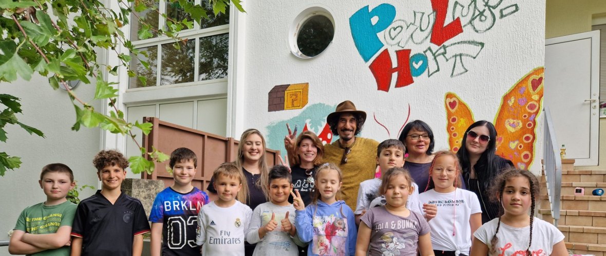 Die Gruppe des Paulus-Horts vor dem neuen Selfie-Point