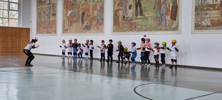 Das richtige Fallen wird geübt bei Skate@School Das richtige Fallen wird geübt bei Skate@School