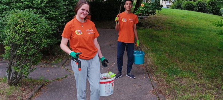 Die Jugendlichen vom Taschengeldprojekt säubern das Außengelände Die Jugendlichen vom Taschengeldprojekt säubern das Außengelände