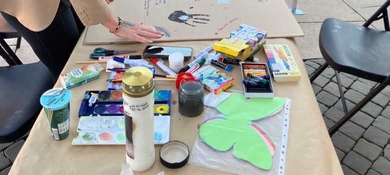 21. Juli - Gedenkaktion Gemeinsames Gestalten von Kartons
