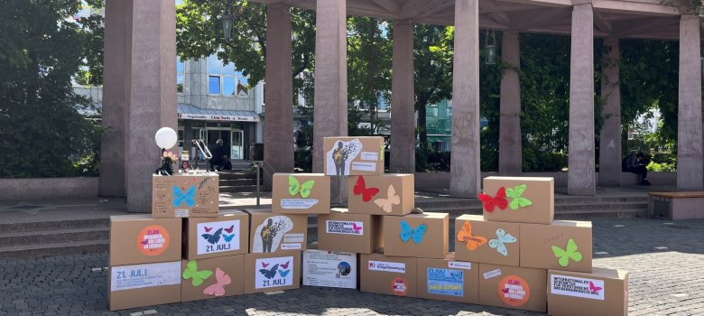 21. Juli - Temporäres Denkmal Kartonmauer zum Gedenken