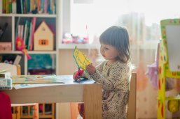 Kindergartenkind beim basteln