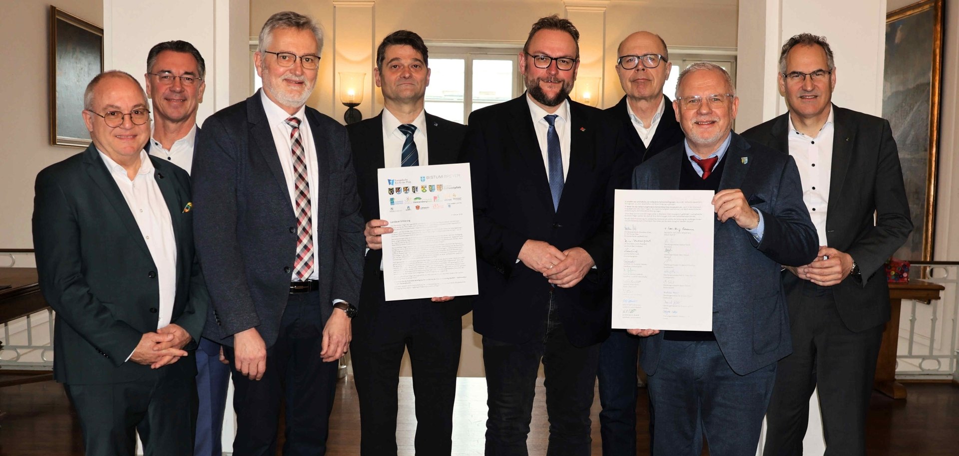 Alle Unterzeichner der Landauer Erklärung Alle Unterzeichner der Landauer Erklärung. Zu ihnen gehören (v.l.n.r.) : Bürgermeister Christian Gauf (Zweibrücken), Kreisbeigeordneter Christoph Buttweiler (Landkreis Germersheim), Kanzleidirektor Wolfgang Jochim, Oberkirchenrat Markus Jäckle, Oberbürgermeister Markus Zwick (Stadt Pirmasens), Oberbürgermeister Dominik Geißler (Stadt Landau), Landrat Hans-Ulrich Ihlenfeld (Landkreis Bad Dürkheim) und Landrat Dietmar Seefeldt (Landkreis Südliche Weinstraße); Bildquelle: Pressestelle Stadt Landau.