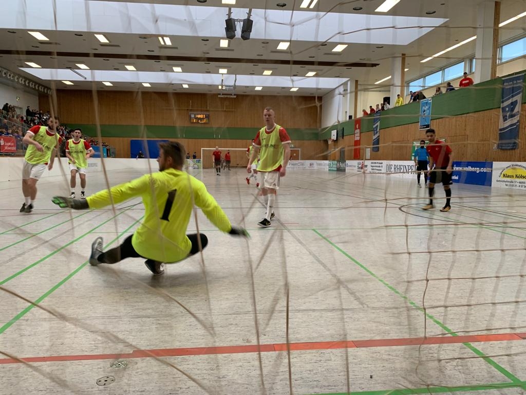 Internationales Fußballturnier Farbenspiel Fussballtorwart durch das Tornetz gesehen
