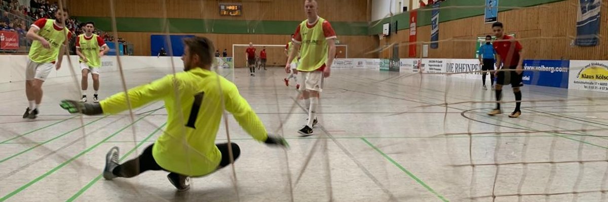 Internationales Fußballturnier Farbenspiel Fussballtorwart durch das Tornetz gesehen