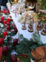 Weihnachtlicher verkauf Weihnachtlicher verkauf mit Adventskränzen und allerlei liebevollem