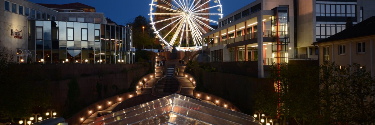 Novembermarkt Novembermarkt Riesenrad im Hintergrund beleuchtet im dunkeln