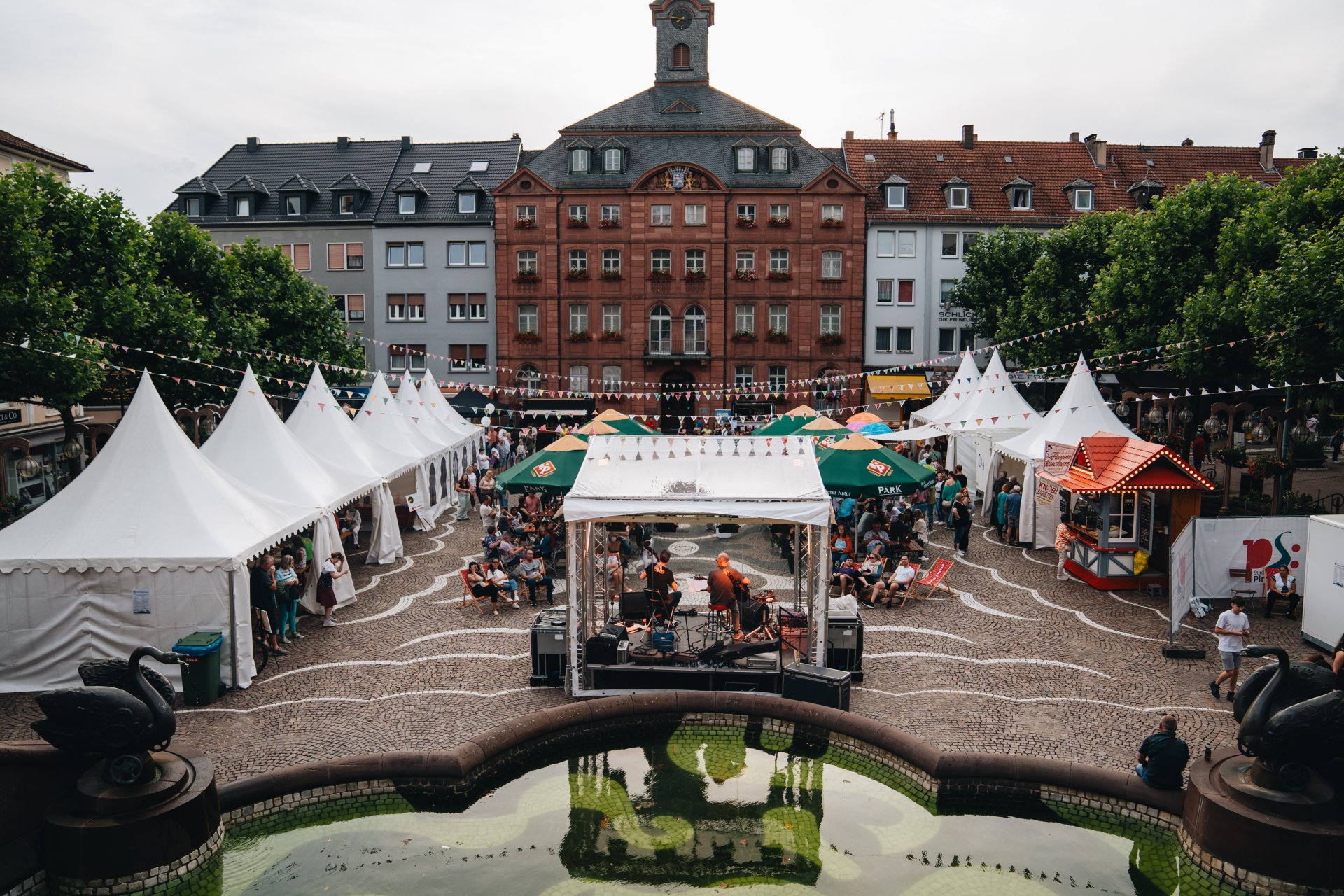 Schloßplatz von oben Schloßplatz von oben, viele Stände, bunte Wimpelkette, reges Treiben