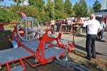Vorstellung einer Baumbiegemaschine bei der Feuerwehr. Stadtfeuerwehrinspekteur Karl-Heinz Bär erklärt das Gerät.