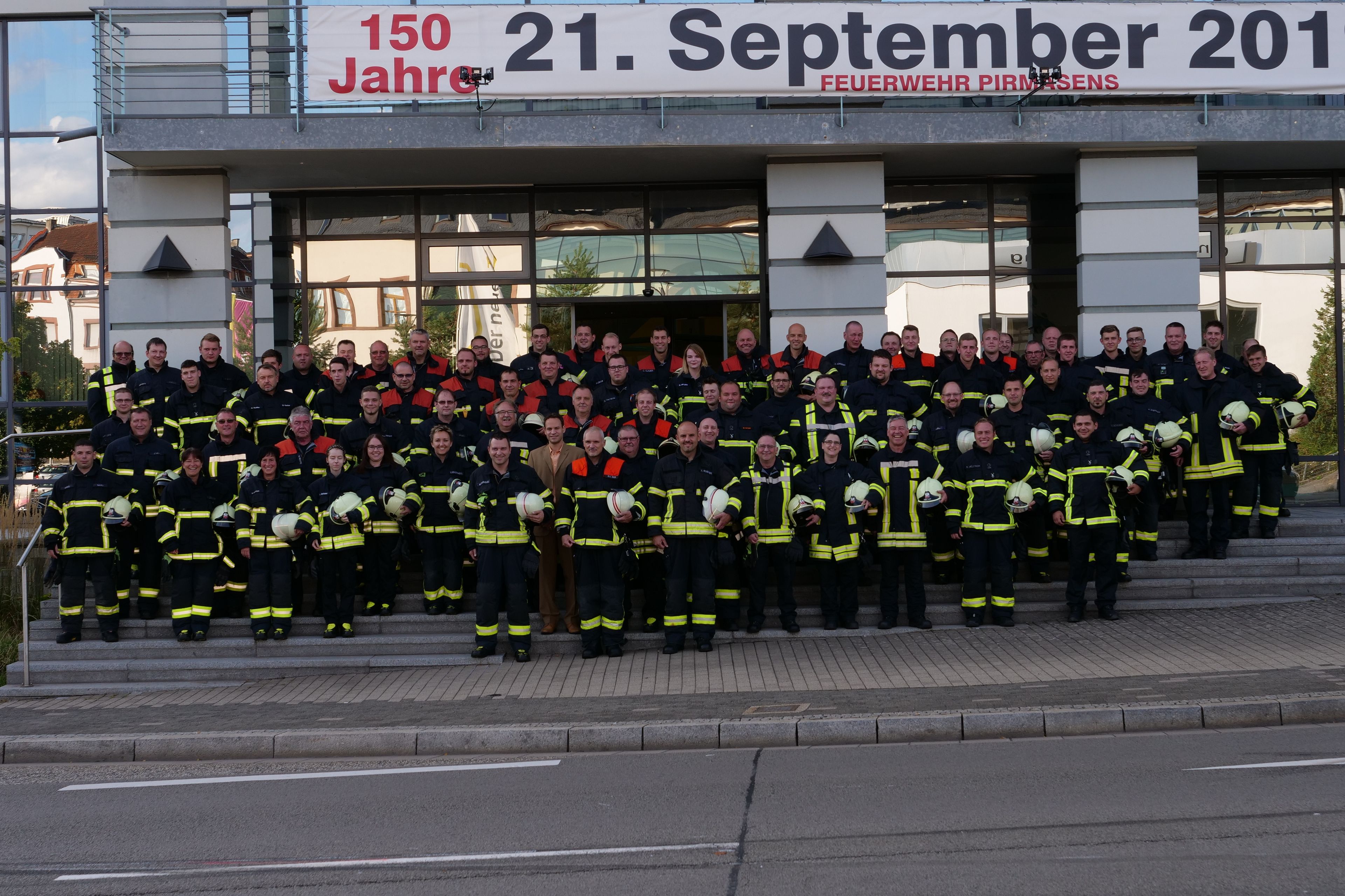 Gruppenfoto Feuerwehr Jubiläumsjahr Gruppenfoto der Feuerwehr Pirmasens im 150. Jubiläumsjahr