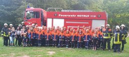 Jugendfeuerwehr Eisweiher Gruppenfoto Gruppenfoto der Jugendfeuerwehr Eisweiher vor Einsatzwagen