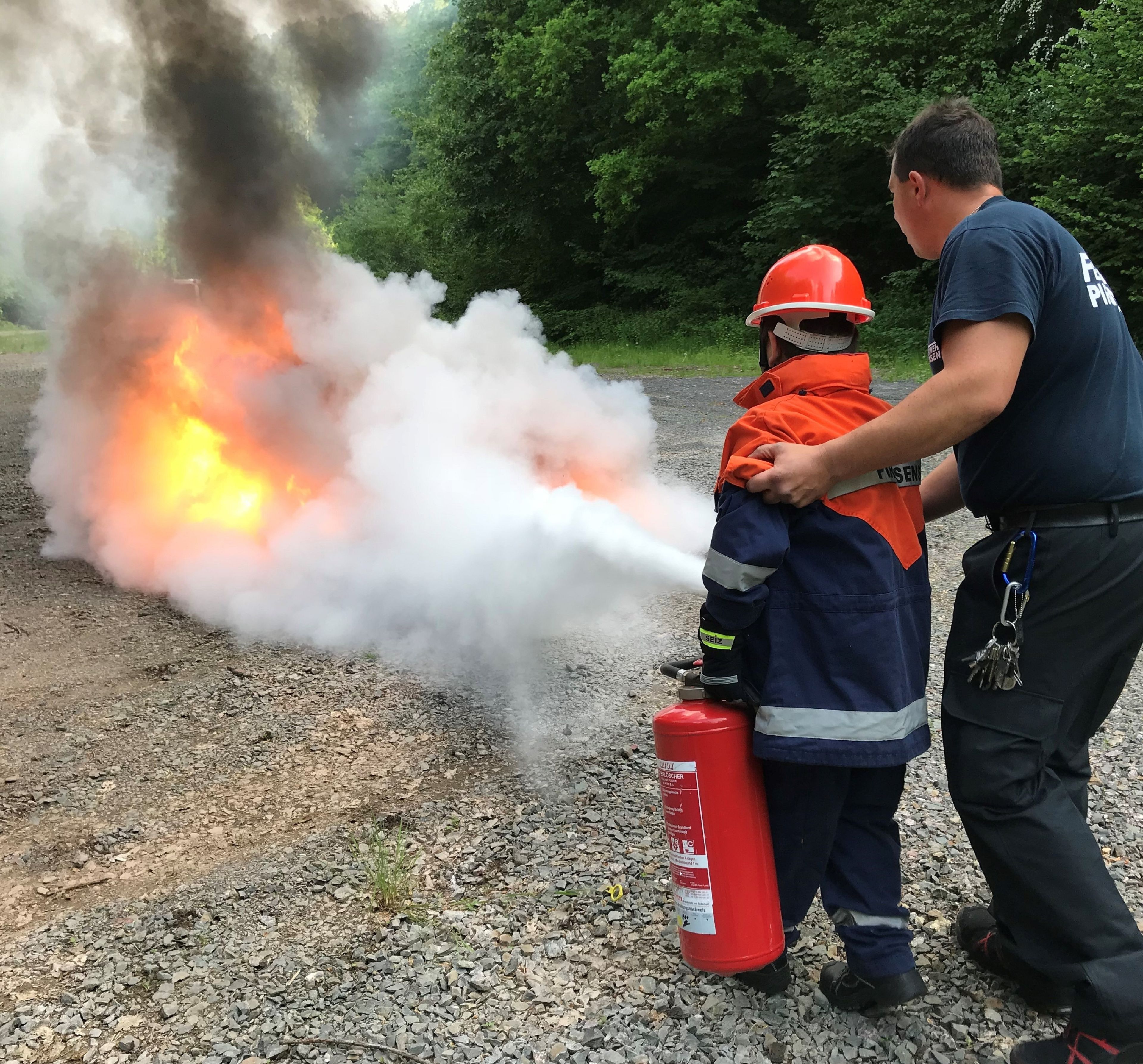 Jugendfeuerwehr Feuerlöscher Feuerlöscherübung der Jugendfeuerwehr