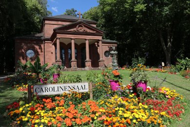 Carolinensaal mit Blumenbeet Carolinensaal mit Blumenbeet