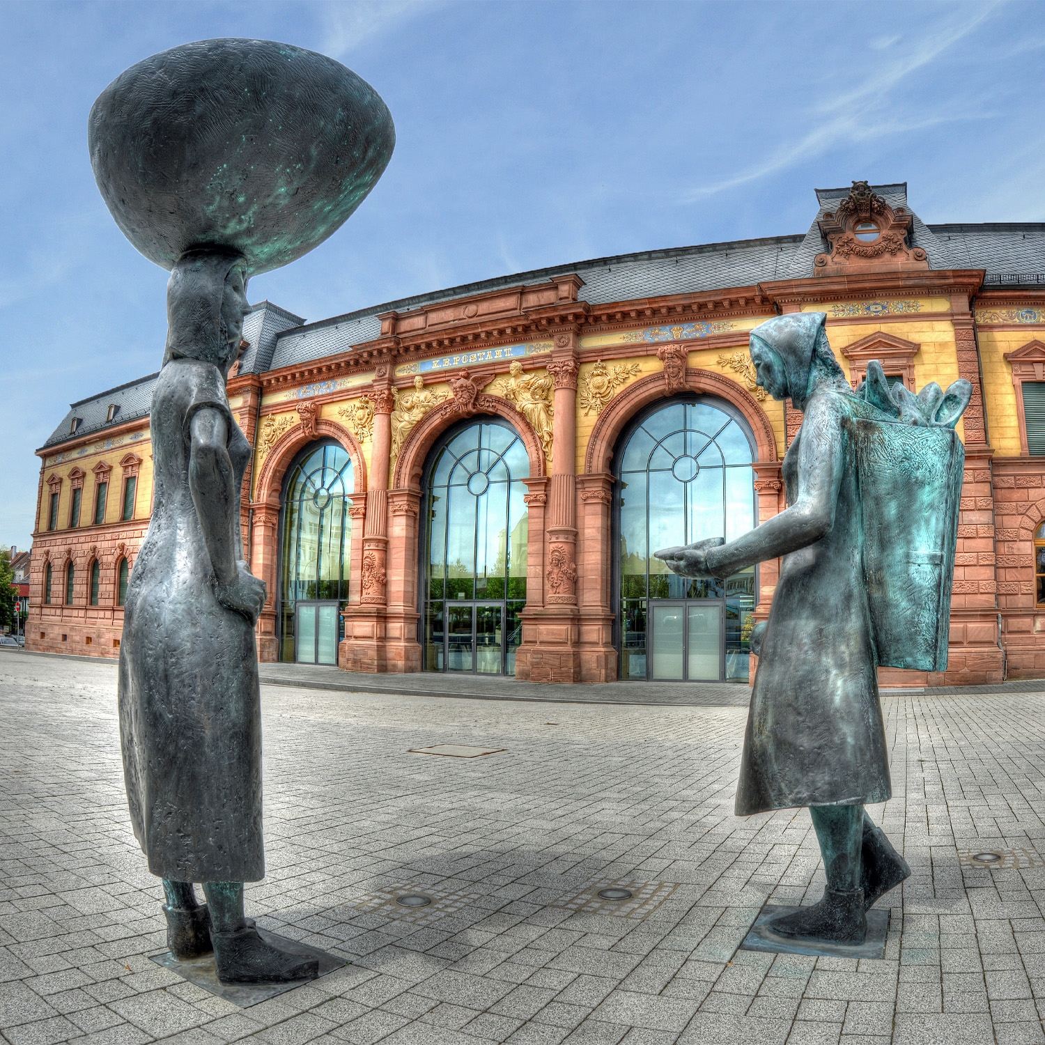 "Schuhmädchen" am Forum ALTE POST "Schuhmädchen" Statue am Forum ALTE POST außen