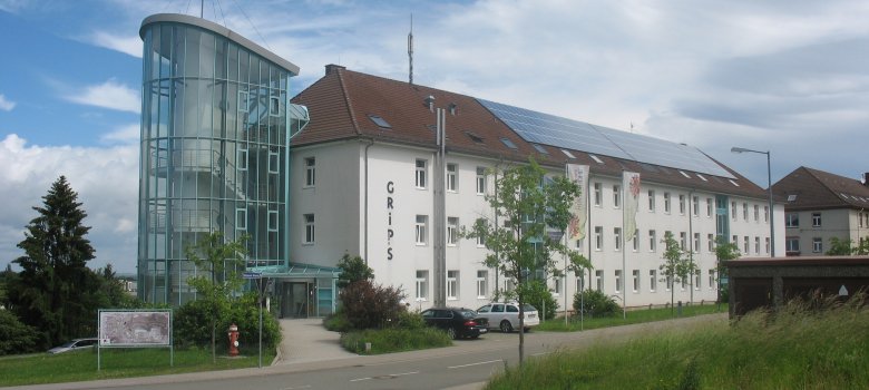 GRiPS Gebäude mit Glasturm auf der Husterhöhe Gesamtes GRiPS Gebäude mit Glasturm auf der Husterhöhe