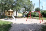 Spielplatz Fehrbach Blick auf den Spielplatz Fehrbach zu sehen sind die Schaukeln und daneben eine Rutsche
