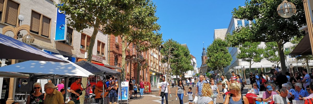 Innenstadt - Eisdielen Eisdiele in der Fußgängerzone Innenstadt Pirmasens, Straßenmusiker spielen die Eisdiele ist gut besucht