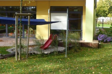 Kitaspielplatz, Rutsche, Bäume