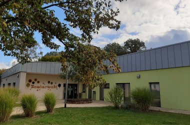 Kitagebäude ein Baum im Hof 