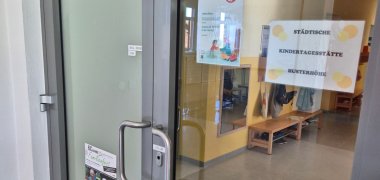 Kita Husterhöhe Abgebildet ist die Eingangstür der Kita Husterhöhe