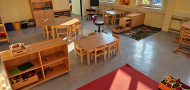 Gruppenraum mit Tischen und Spielzeug in der KiTa Husterhöhe Pirmasens