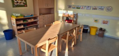 Gruppenraum mit Tisch und Materialschrank in der KiTa Husterhöhe Pirmasens